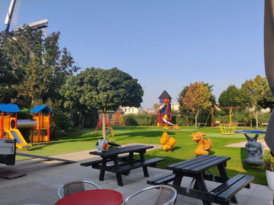 Speeltuin met gras en speeltoestellen